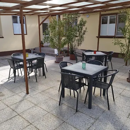 Kır Evi Tartos Szegfu Vendeghaz, Maganszallas