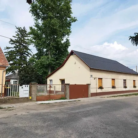 Tartos Szegfu Vendeghaz, Maganszallas