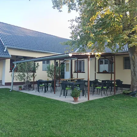 Tartos Szegfu Vendeghaz, Maganszallas